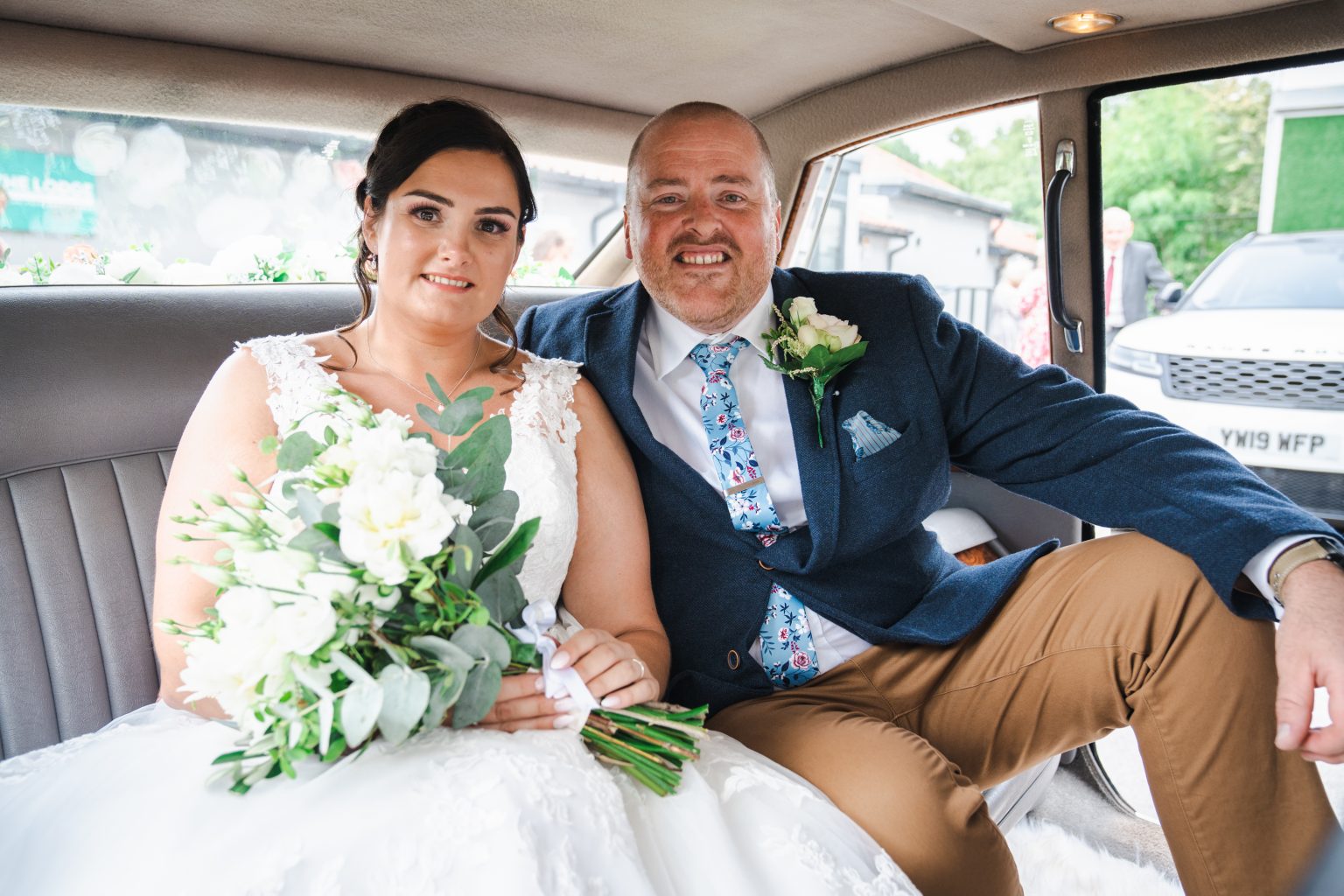 hull wedding photographer captures a bride and groom in their wedding car